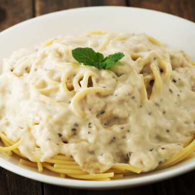 Espagueti a la crema con queso