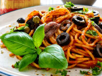 Espaguetis con anchoas y aceitunas negras