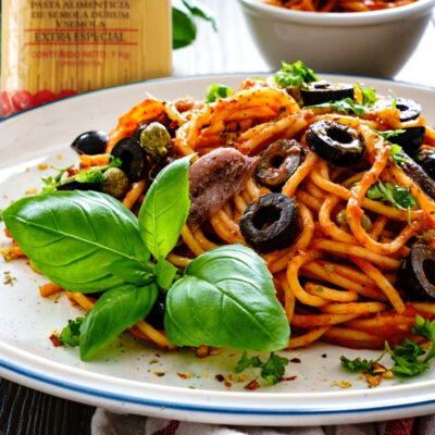 Espaguetis con anchoas y aceitunas negras
