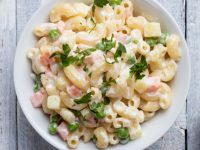 Pasta fría con jamón y arvejas