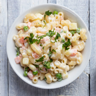 Pasta fría con jamón y arvejas