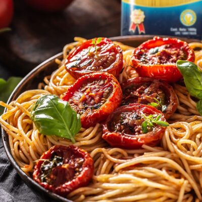 Espaguetis con tomates asados