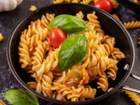 Pasta con atún y vegetales salteados