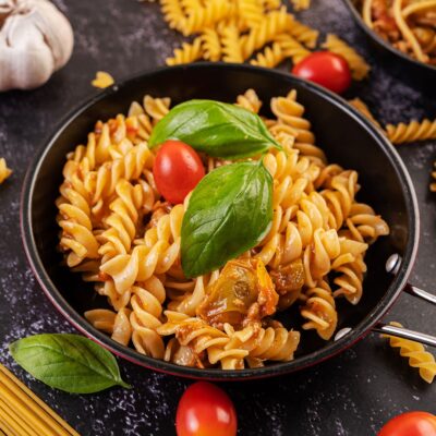 Pasta con atún y vegetales salteados