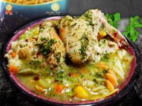Sopa de pasta con alitas de pollo