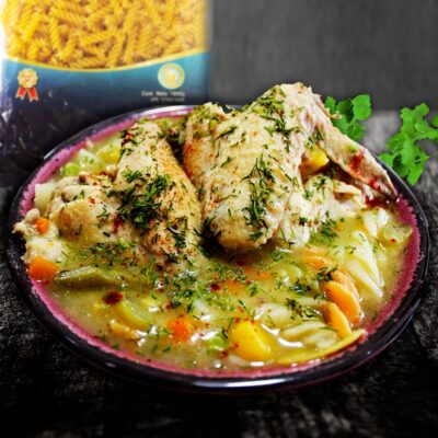 Sopa de pasta con alitas de pollo