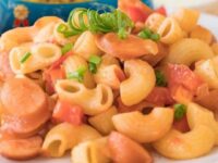 Coditos cremosos con salchicha