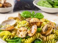 Pasta con mejillones, albahaca y pecorino