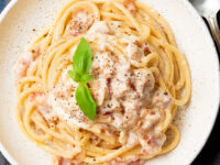 Espagueti a la crema de queso