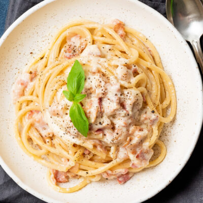 Espagueti a la crema de queso
