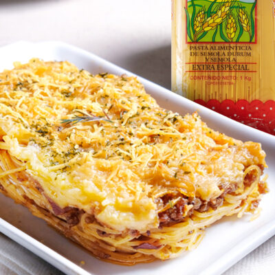 Espaguetis al horno con bechamel y carne