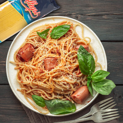Espaguetis con verduras y salchichas