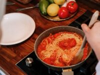 Cómo incorporar la salsa a la pasta