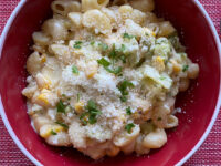 Coditos con crema, queso, maíz y brócoli