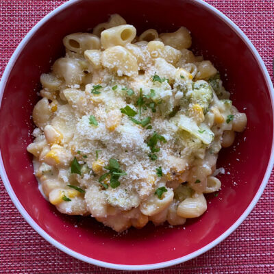 Coditos con crema, queso, maíz y brócoli