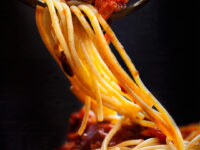 ¿Cuántos nutrientes esenciales tiene cada 100 gramos de pasta Allegri?