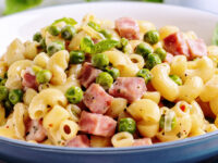 Pasta fría con jamón y queso