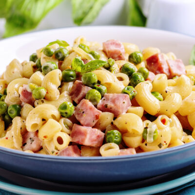 Pasta fría con jamón y queso