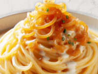 Pasta con salsa cremosa de cebolla caramelizada
