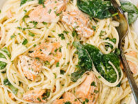 Pasta con salmón y espinacas