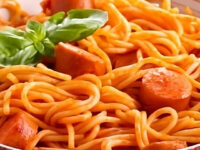 Pasta con salchicha en tomate picante
