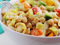 Ensalada de pasta garbanzo y aguacate