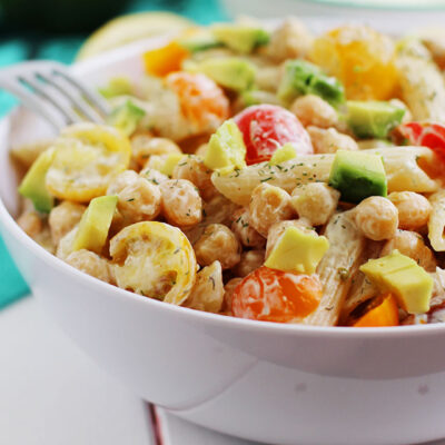 Ensalada de pasta garbanzo y aguacate