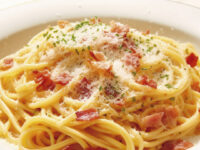Pasta en Salsa Blanca con Pollo y Tocino