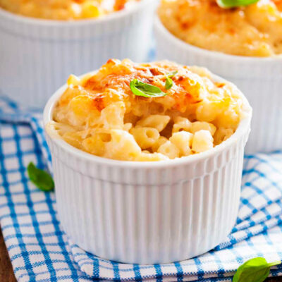 Macarrones al horno gratinados con bechamel y queso
