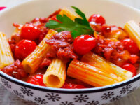 Pasta con tomate y chorizo