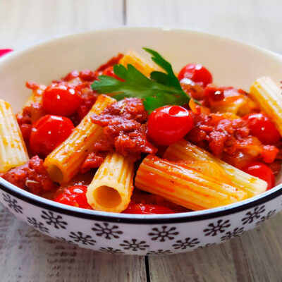 Pasta con tomate y chorizo