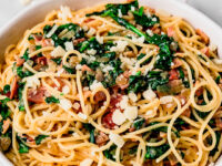 Pasta con tocino y espinaca