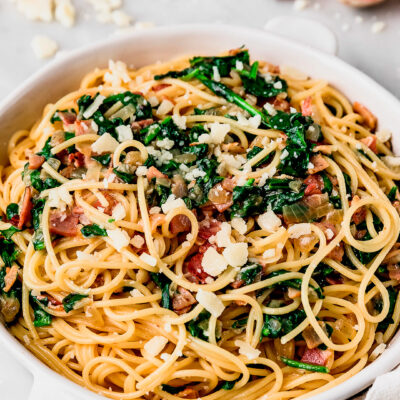 Pasta con tocino y espinaca