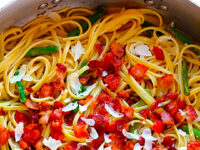 Pasta con espárragos y tocino