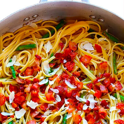 Pasta con espárragos y tocino