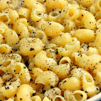 Coditos de pasta con trufa negra y queso pecorino (Video)