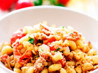 Pasta con pan crujiente, tomates cherry y anchoas
