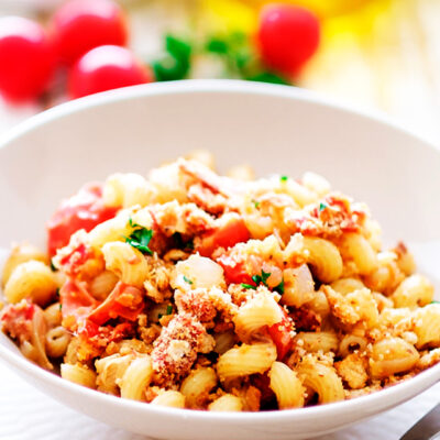 Pasta con pan crujiente, tomates cherry y anchoas