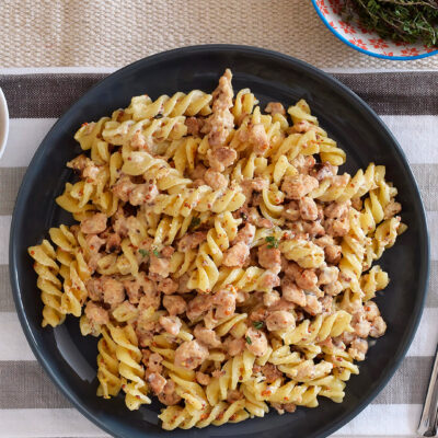 Pasta con salsa melosa de mostaza y soja texturizada (Video)