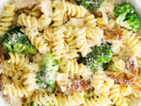 Fusilli Alfredo con Brocoli