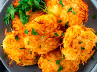 Tortitas de fideos y queso con huevo