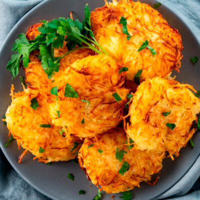 Tortitas de fideos y queso con huevo