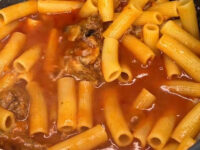 Ragú de Costilla de Res con Rigatones Allegri: Sabor Intenso y Carne que se Deshace