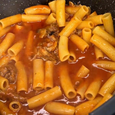Ragú de Costilla de Res con Rigatones Allegri: Sabor Intenso y Carne que se Deshace